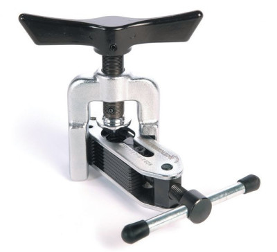 Alat za pertlovanje cijevi